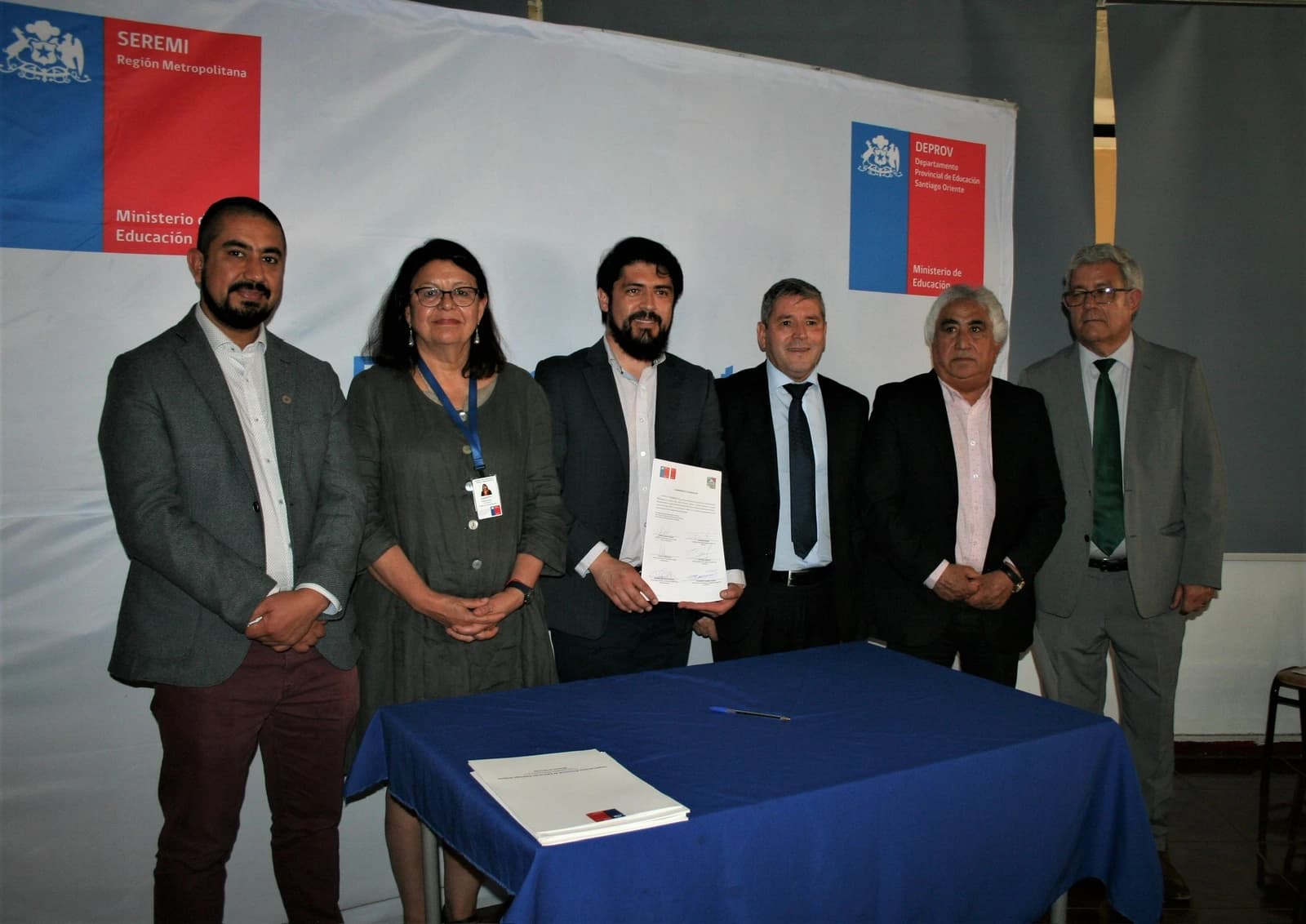 Orlando Vigorena en la firma de convenio oficial con MINEDUC y DEPROV Santiago Oriente