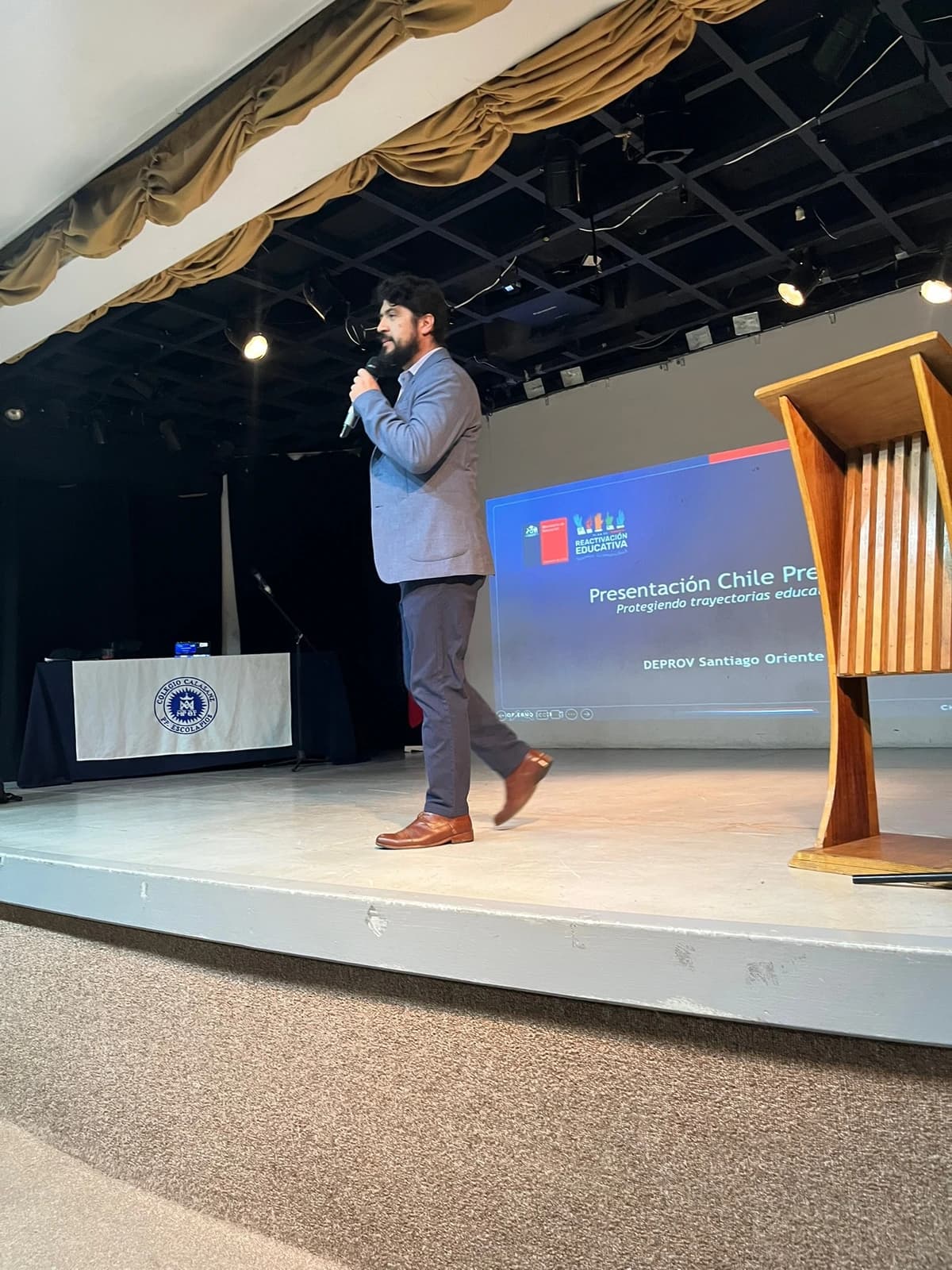 Orlando Vigorena exponiendo en auditorio del Colegio Calasanz sobre protección de trayectorias educativas